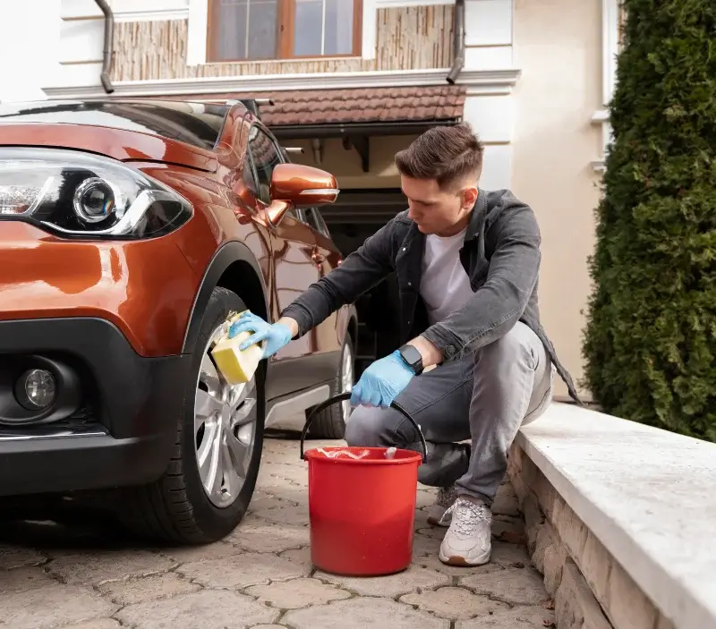 Lavage auto à domicile Saulzais-le-Potier : professionnel intervenant sur un véhicule